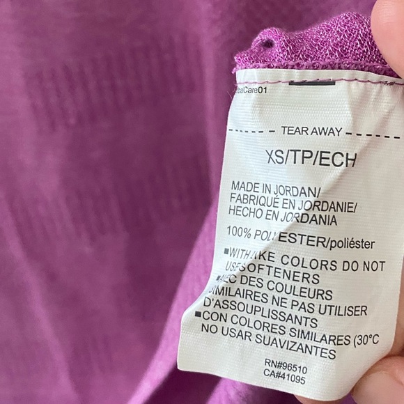 Women’s Under Armour Purple V-Neck Workout Short Sleeve T-Shirt Size XS - Picture 4 of 4